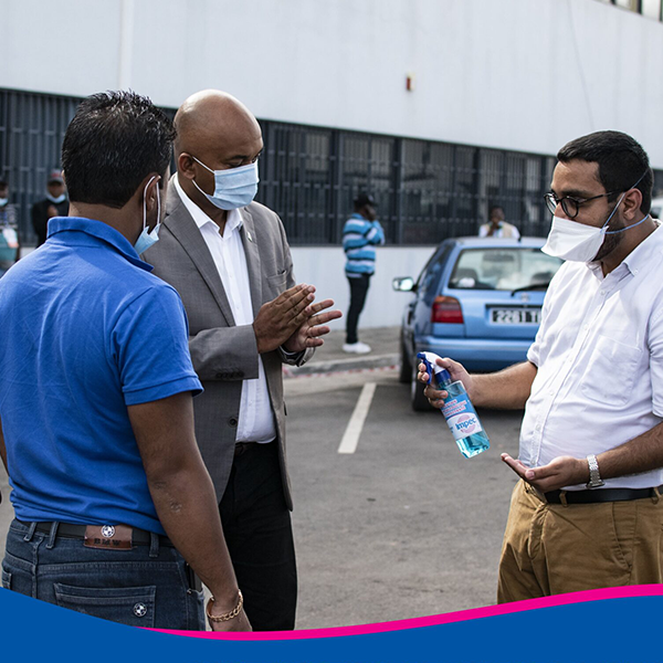 Outre les solutions pour lhygiene des mains la SOMAPRO a egalement fait don de flacons de sprays desinfectants multi surfaces