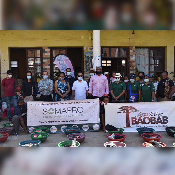 SOMAPRO Group joined the Baobab association to give gifts to teachers and pupils, for the year-end celebrations.