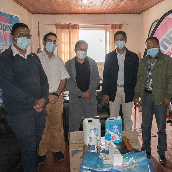 Fidele a ses engagements le 21 avril 2021 la SOMAPRO na pas hesite a venir en aide a la commune dIvato dans sa lutte contre le coronavirus