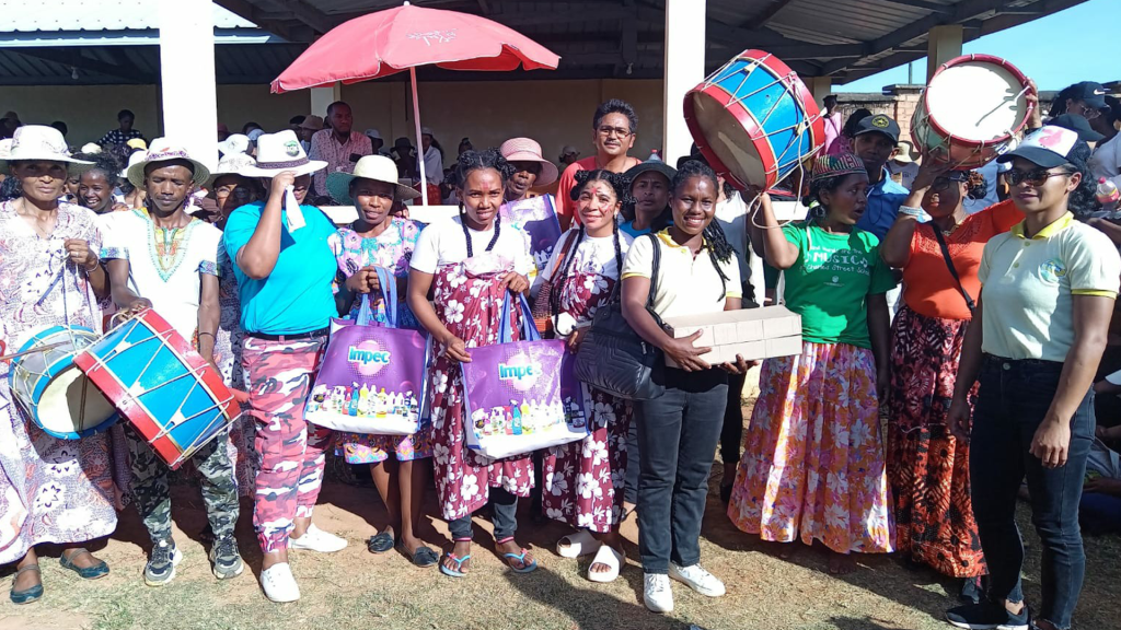 The cooperation between Anosiala Municipality and various companies truly made this day bright. In particular, SOMAPRO provided valuable support by making a donation that brought a touch of sunshine to the women members of each present association.